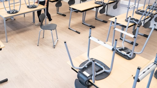 Tienerdochter en moeder hebben relatie met dezelfde leraar, ontslag op staande voet onterecht